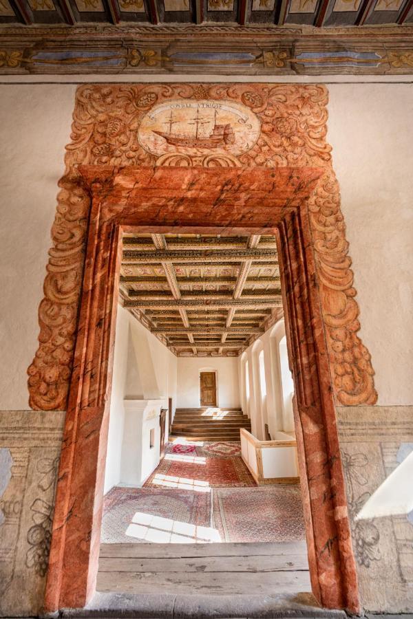 Palac Gorzanow エクステリア 写真